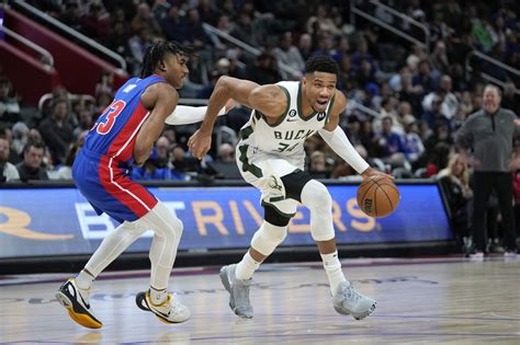 Giannis Antetokounmpo agrees to 3.